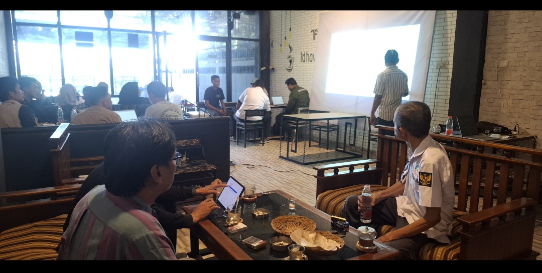 SEKDES SE-KECAMATAN LASUSUA IKUTI OJT PEMBUATAN BLOGSPOT